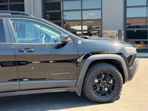 Used 2022 Jeep Cherokee Trailhawk w/ Sun & Sound Group AWD/4WD image 3