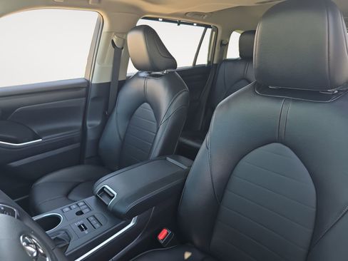 Certified 2025 Toyota Highlander XLE AWD/4WD image 9