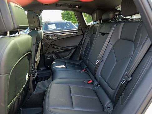 Used 2025 Porsche Macan AWD/4WD image 27