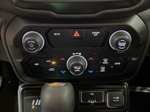 Used 2020 Jeep Renegade Latitude AWD/4WD image 26