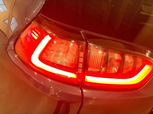 Used 2021 Jeep Cherokee Limited image 28