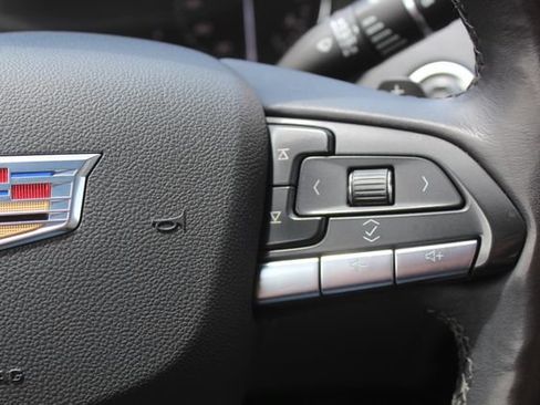 Used 2021 Cadillac XT4 Luxury w/ Cold Weather Package FWD image 21