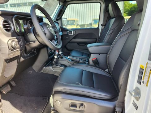 New 2026 Jeep Gladiator Sport AWD/4WD image 17
