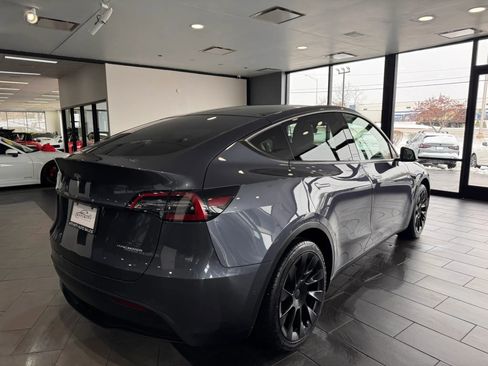 Used 2022 Tesla Model Y Long Range image 4
