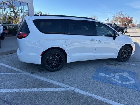 New 2026 Chrysler Pacifica Select image 34