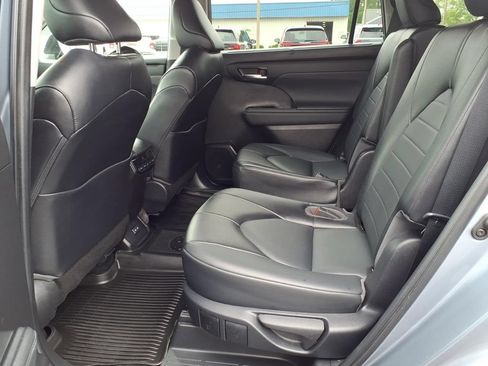 Used 2022 Toyota Highlander XLE AWD/4WD image 6