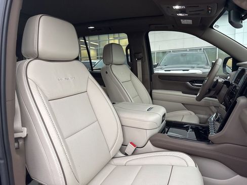 Used 2025 GMC Yukon Denali w/ Sun & Power Step Package image 24