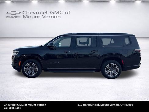 Used 2023 Jeep Wagoneer L Series II AWD/4WD image 2