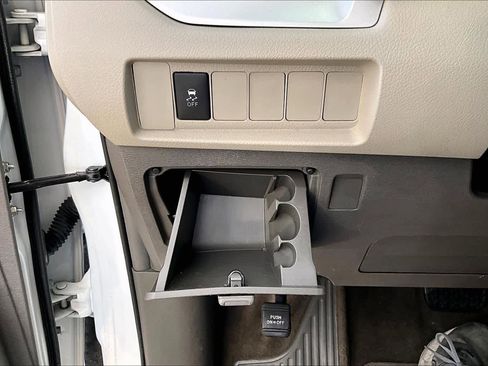 Used 2018 Toyota Sienna L image 31