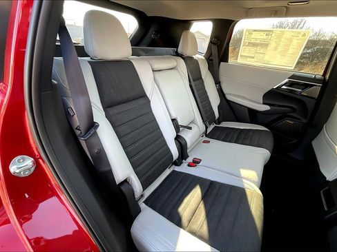 New 2025 Mitsubishi Outlander SE image 9