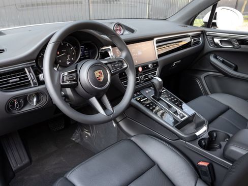 Certified 2026 Porsche Macan AWD/4WD image 4
