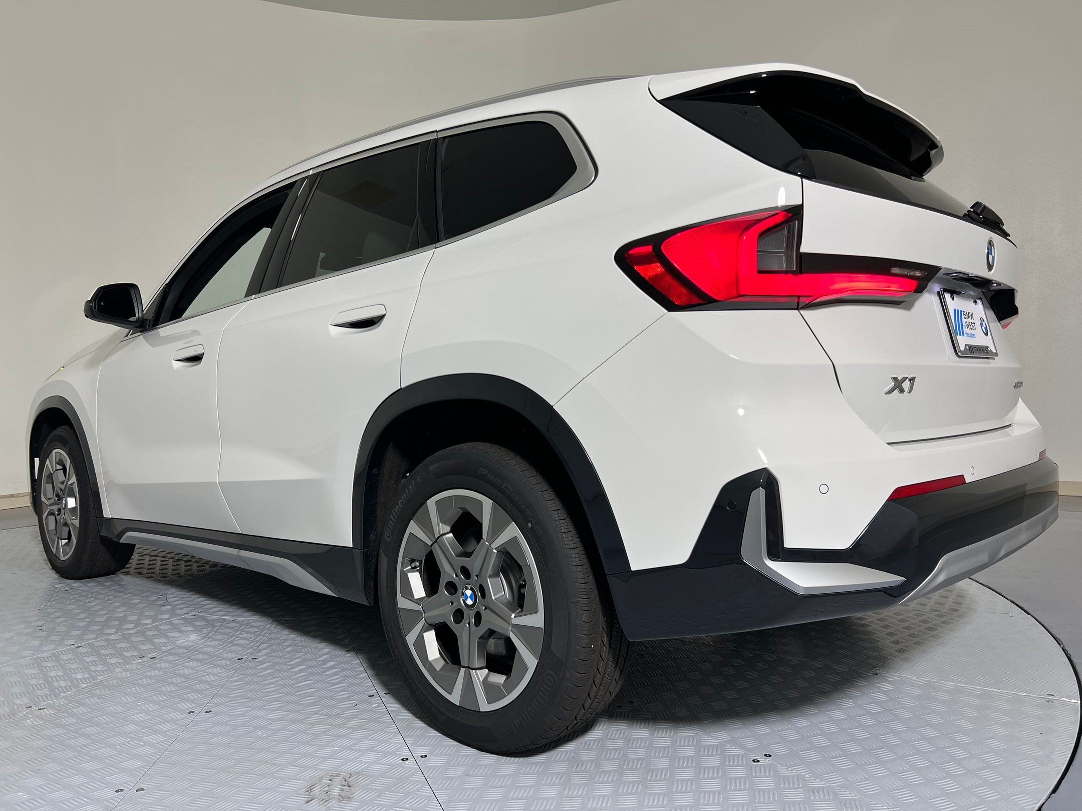 Used 2026 BMW X1 xDrive28i w/ Technology Package AWD/4WD image 3