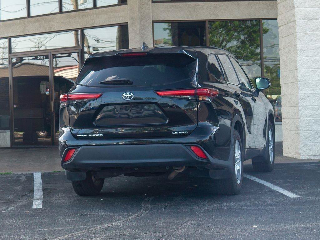 Used 2022 Toyota Highlander LE AWD/4WD image 3