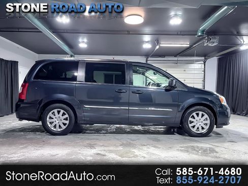 Used 2014 Chrysler Town & Country Touring image 1