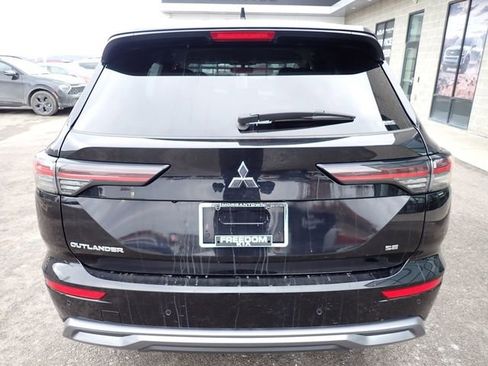 Used 2025 Mitsubishi Outlander SE image 5