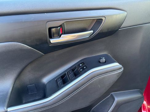 Used 2023 Toyota Highlander XLE image 13