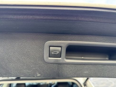 Used 2022 Toyota Highlander XLE image 10