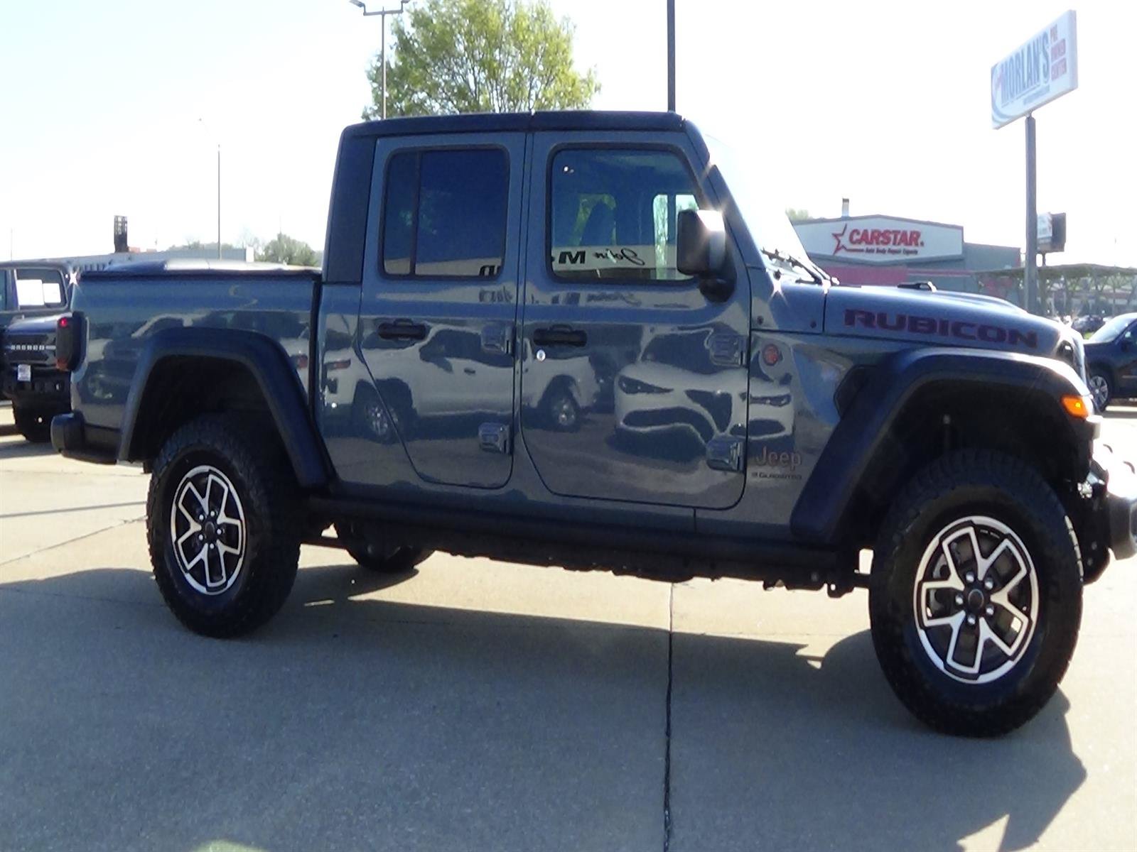 Used 2024 Jeep Gladiator Rubicon w/ Technology Group AWD/4WD image 5