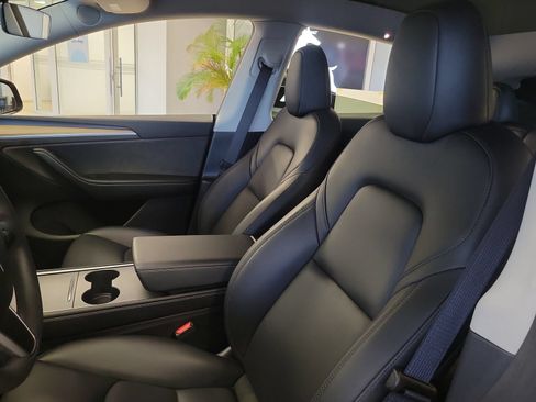 Used 2025 Tesla Model Y Long Range RWD image 12