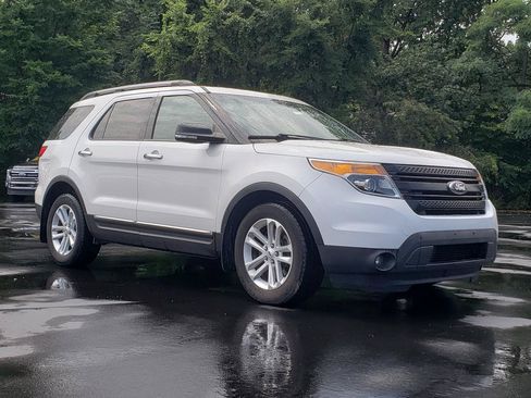 Used 2014 Ford Explorer XLT w/ Equipment Group 202A FWD image 3