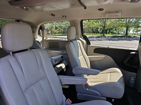 Used 2015 Chrysler Town & Country Touring w/ Driver Convenience Group FWD image 15