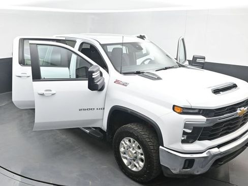 Used 2024 Chevrolet Silverado 2500 LT AWD/4WD image 47