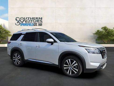 Used 2025 Nissan Pathfinder Platinum w/ Black Appearance Package FWD image 7