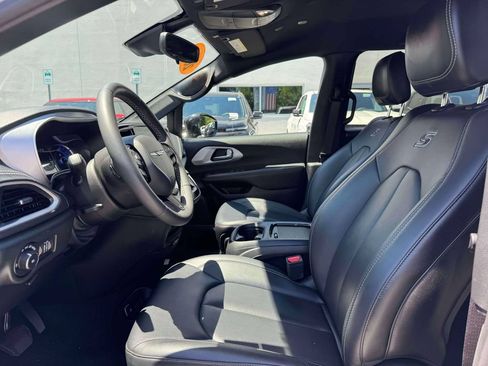 Used 2024 Chrysler Pacifica Limited FWD image 16