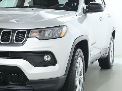 Used 2024 Jeep Compass Latitude AWD/4WD image 5