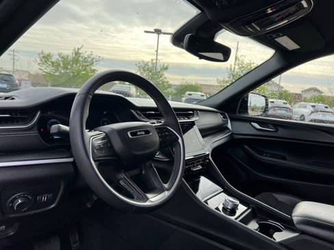 Used 2024 Jeep Grand Cherokee Altitude image 24