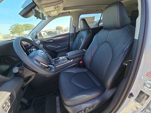 New 2026 Toyota Highlander Platinum image 16