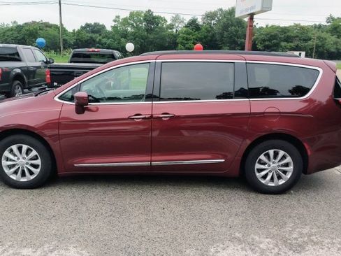 Used 2017 Chrysler Pacifica Touring-L FWD image 2