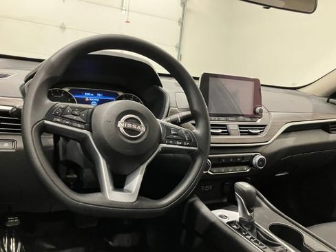 Used 2025 Nissan Altima 2.5 SV FWD image 29