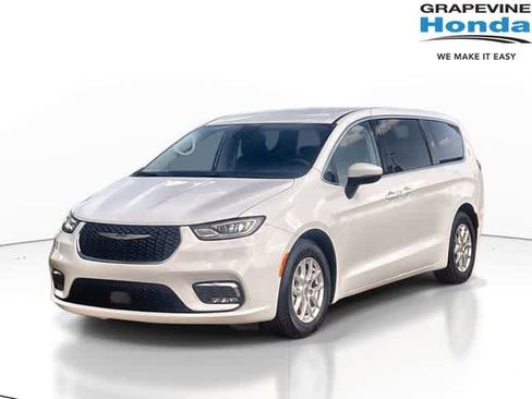 Used 2023 Chrysler Pacifica Touring-L FWD image 1