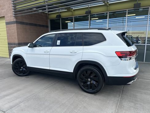 Used 2024 Volkswagen Atlas SE w/ Panoramic Sunroof Package FWD image 3