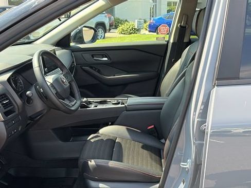 Certified 2025 Nissan Rogue SV AWD/4WD image 11