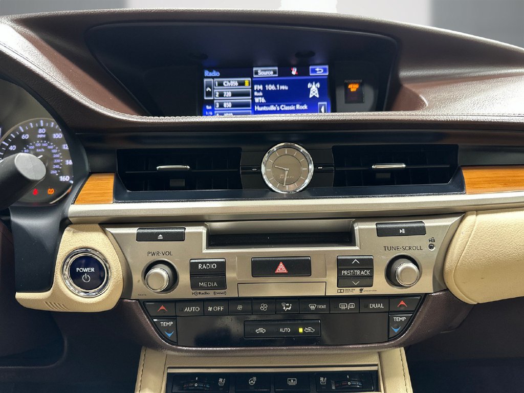 Used 2016 Lexus ES 300h w/ Luxury Package w/Wood Trim FWD image 19