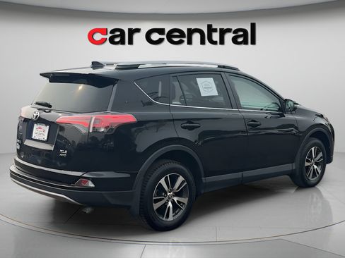 Used 2018 Toyota RAV4 XLE AWD/4WD image 5