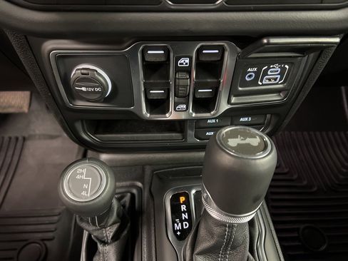 Used 2025 Jeep Wrangler Sahara image 15