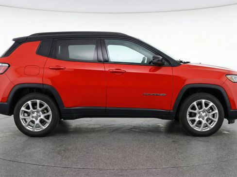 Used 2025 Jeep Compass Limited image 11