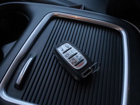 Used 2023 Chrysler Pacifica Touring-L FWD image 9
