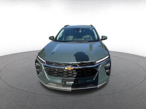 Used 2025 Chevrolet Trax LT FWD image 3