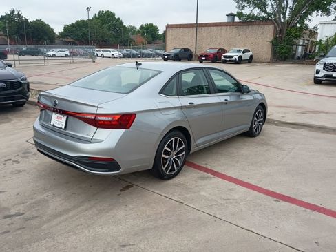 Used 2025 Volkswagen Jetta SE FWD image 7