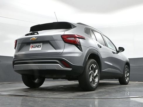 Used 2025 Chevrolet Trax LT w/ LT Convenience Package FWD image 37