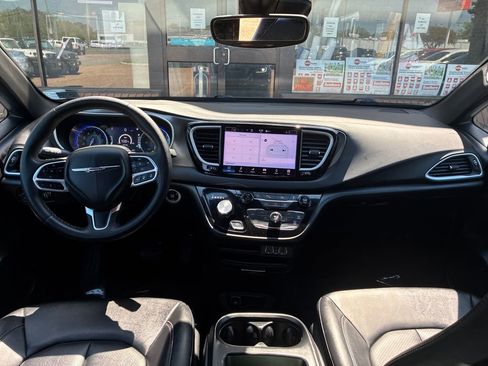 Used 2025 Chrysler Pacifica Select FWD image 14
