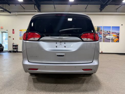 Used 2021 Chrysler Voyager L FWD image 6