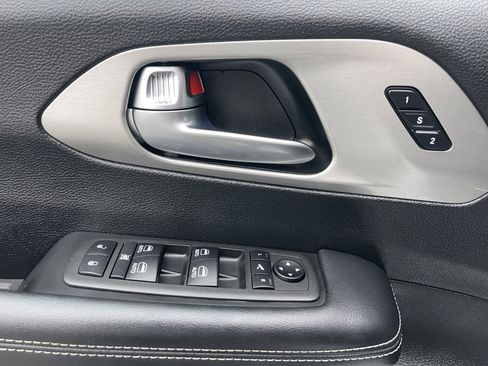 Used 2023 Chrysler Pacifica Limited w/ S Appearance Package image 7