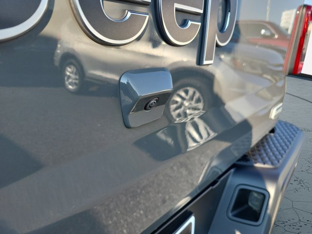 Certified 2020 Jeep Gladiator Overland AWD/4WD image 11