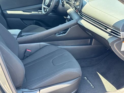 Certified 2025 Hyundai Elantra Hybrid FWD image 13