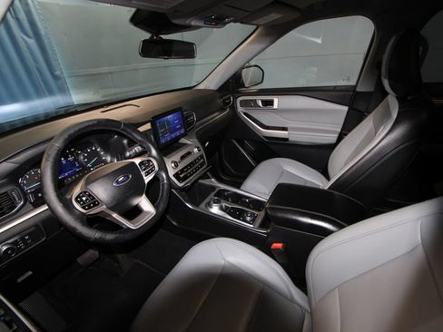 Used 2021 Ford Explorer XLT w/ Equipment Group 202A AWD/4WD image 2